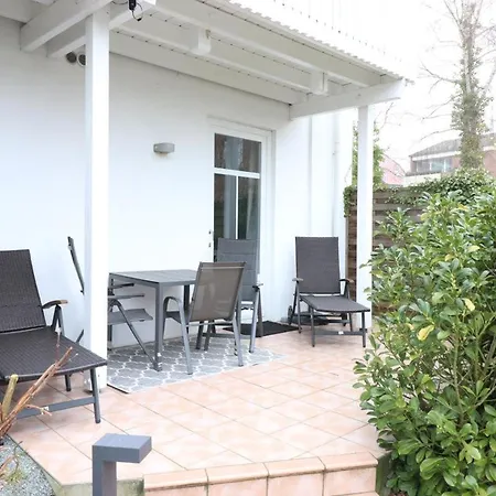 38 Weisse Am Schwanenteich Eg Links * Burg auf Fehmarn
